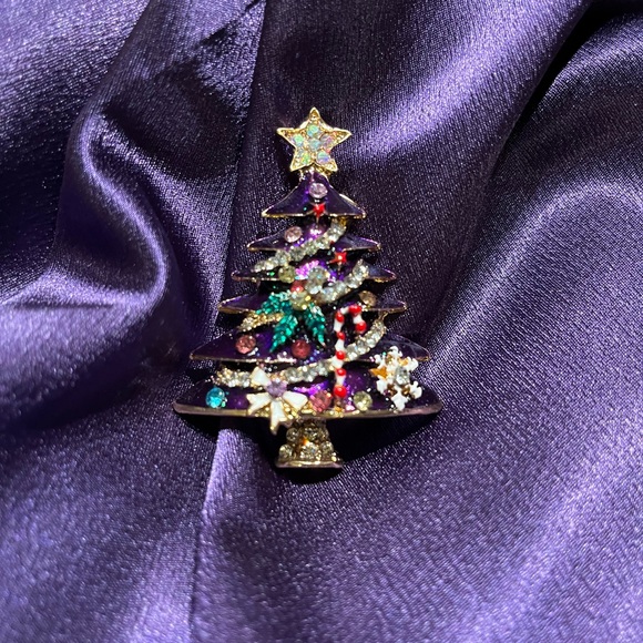 NWT Betsy Johnson Beautiful enamel and crystal Christmas Tree brooch. - Picture 5 of 6
